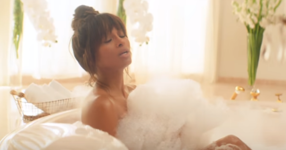 Ciara apare complet goală în cel mai recent videoclip. Dans provocator într-o vilă luxoasă - Imaginea 2