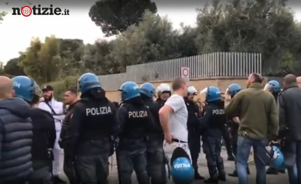 Scene violente la Roma. Neonaziștii au oprit zeci de romi să se mute într-un centru din oraș - Imaginea 2