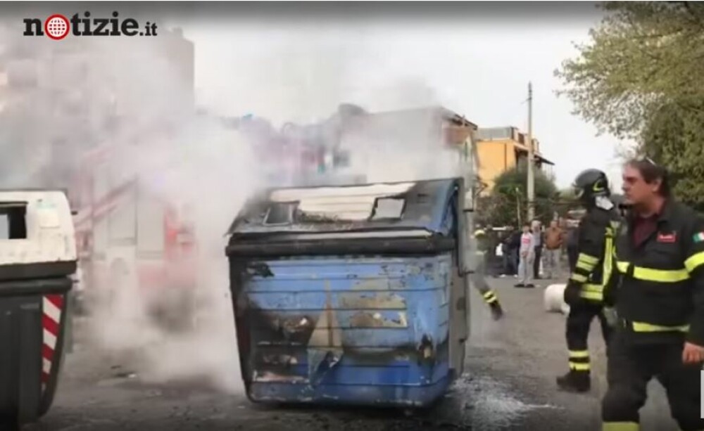 Scene violente la Roma. Neonaziștii au oprit zeci de romi să se mute într-un centru din oraș - Imaginea 3