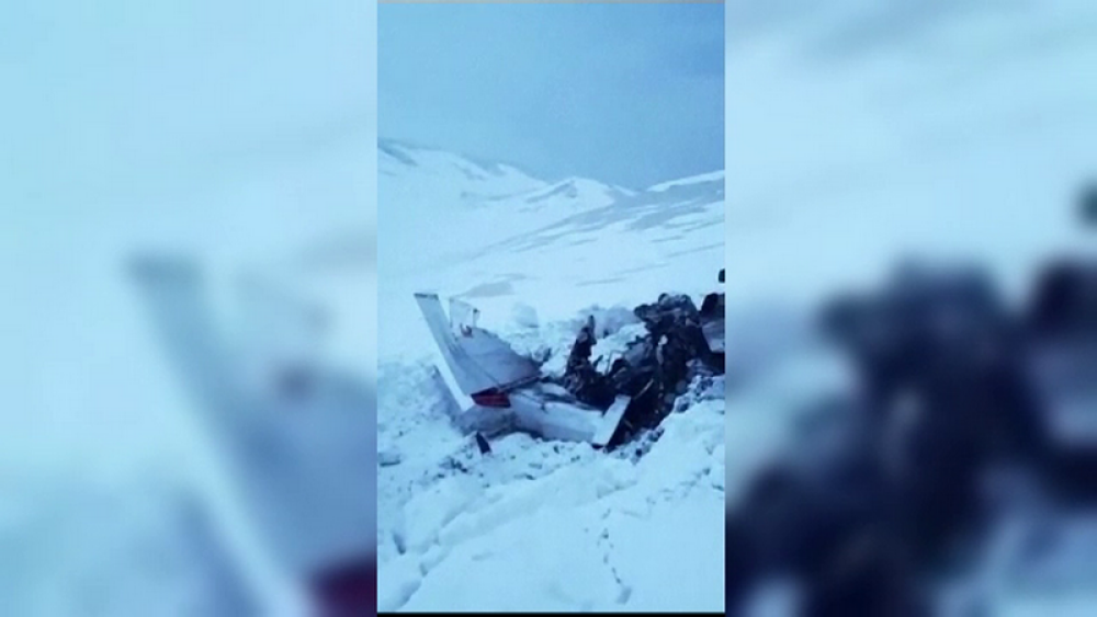 Mama, tatăl și doi copii, morți după prăbușirea unui avion de mici dimensiuni în munți - Imaginea 1