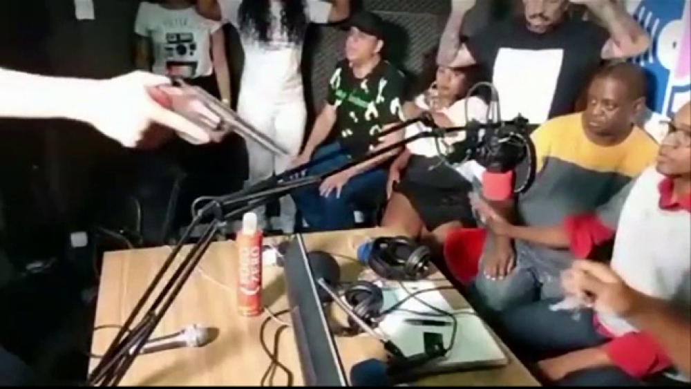 Momentul în care trei hoți jefuiesc un post de radio, în timpul unei emisiuni live - Imaginea 1