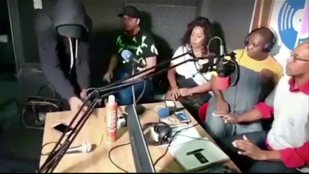 Momentul în care trei hoți jefuiesc un post de radio, în timpul unei emisiuni live - Imaginea 3