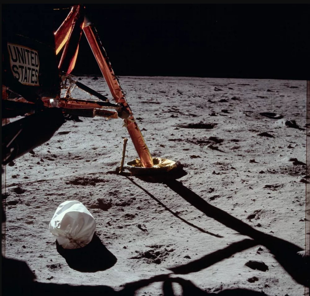 Motivul pentru care NASA va trimite o misiune după sacii de gunoi lăsaţi pe Lună - Imaginea 2