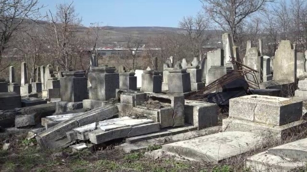 Cimitirul evreiesc din Huși, vandalizat: „Câtă forţă a trebuit acolo?” - Imaginea 6