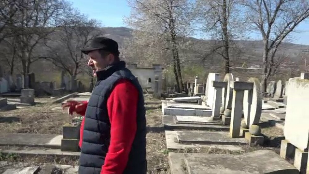 Cimitirul evreiesc din Huși, vandalizat: „Câtă forţă a trebuit acolo?” - Imaginea 4