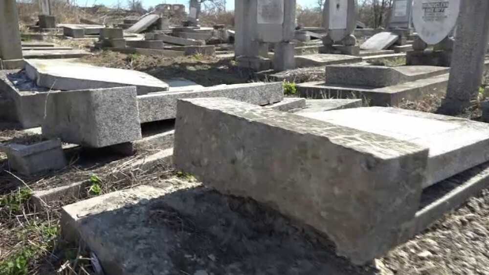 Cimitirul evreiesc din Huși, vandalizat: „Câtă forţă a trebuit acolo?” - Imaginea 3