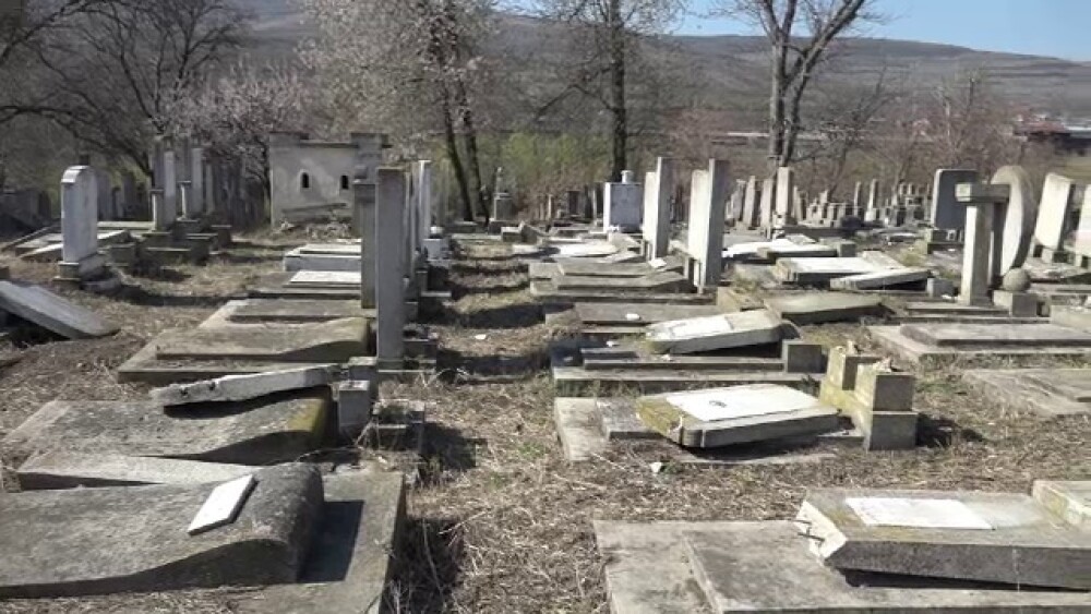 Autorii vandalizării cimitirului evreiesc din Huși, identificați cu ajutorul camerelor - Imaginea 2