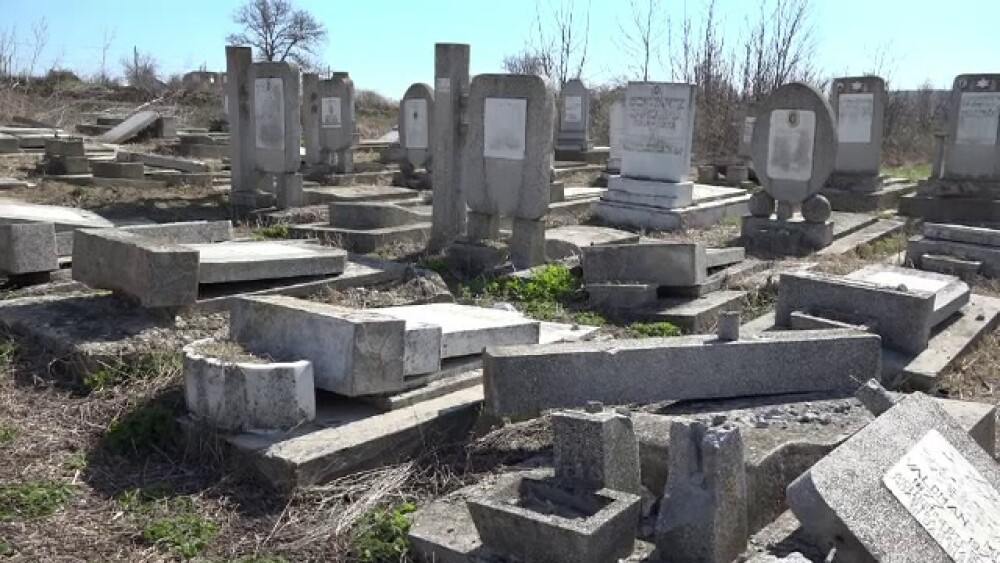 Cimitirul evreiesc din Huși, vandalizat: „Câtă forţă a trebuit acolo?” - Imaginea 1