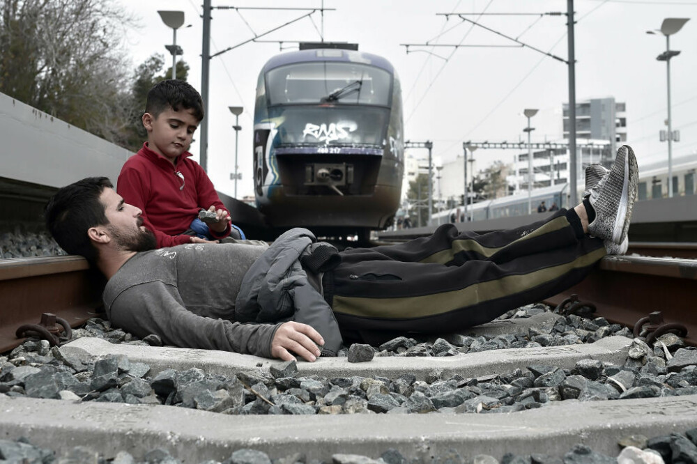 Ciocniri violente între poliția elenă și migranți, în urma unor informații false. FOTO - Imaginea 9