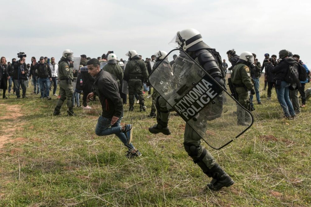 Ciocniri violente între poliția elenă și migranți, în urma unor informații false. FOTO - Imaginea 3