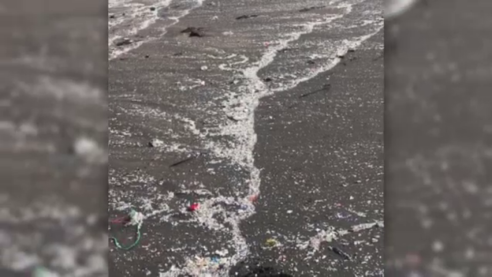 Imagini terifiante, pe o plajă din Spania. Cum a ajuns să fie acoperită complet de plastic - Imaginea 3