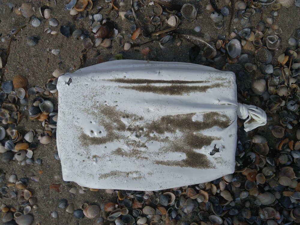 Pachete de cocaină, găsite pe aproape toate plajele de pe Litoral. Căutările continuă - Imaginea 4