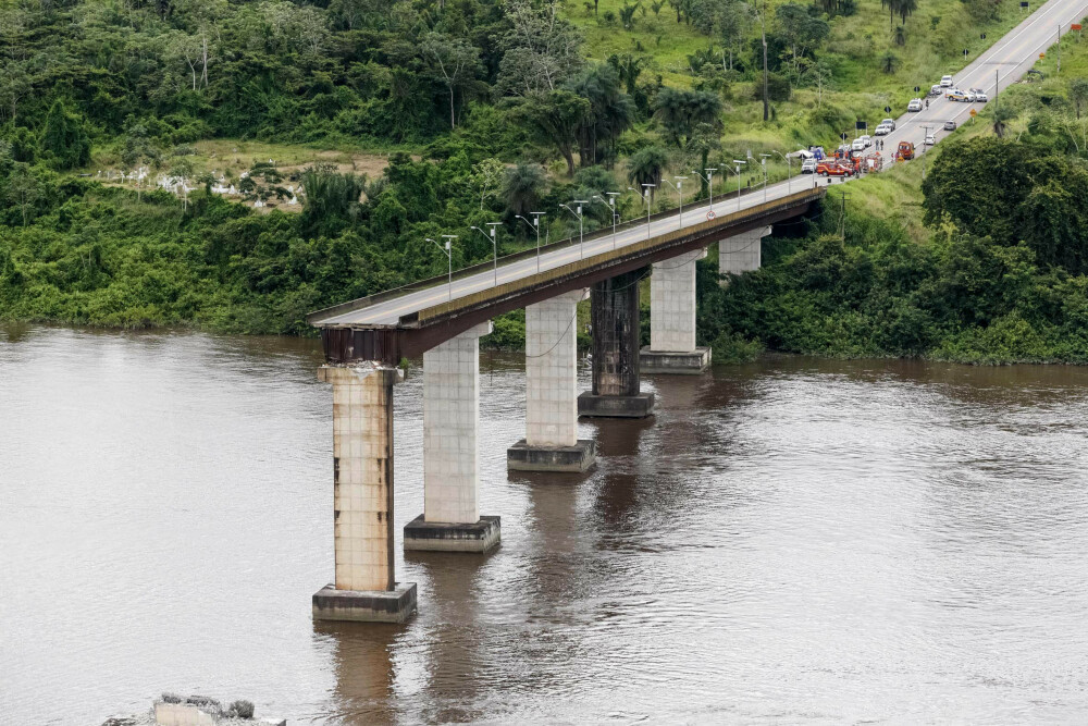 Pod prăbușit, după ce a fost lovit de un feribot. Mai multe mașini au căzut în apă. VIDEO - Imaginea 1