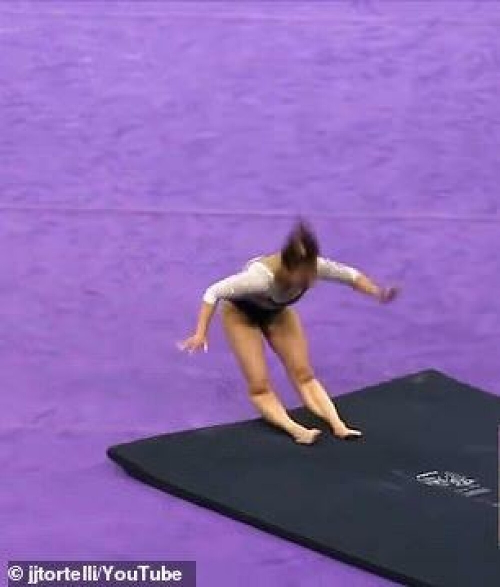 Momentul în care o gimnastă îşi rupe ambele picioare în timpul exerciţiului la sol. FOTO & VIDEO - Imaginea 1