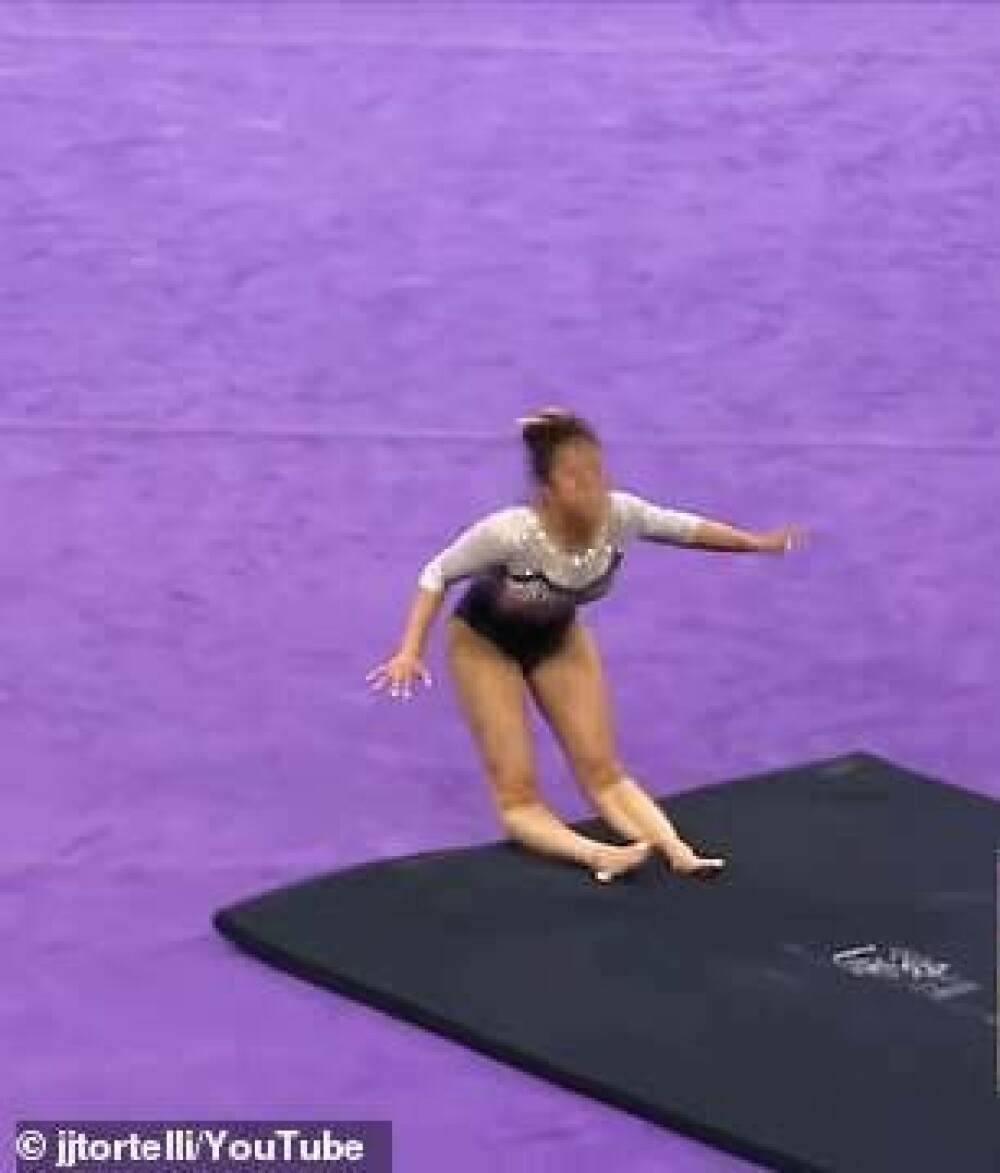 Momentul în care o gimnastă îşi rupe ambele picioare în timpul exerciţiului la sol. FOTO & VIDEO - Imaginea 2