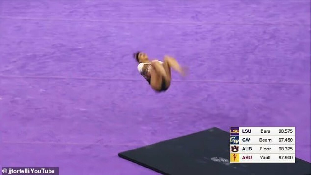 Momentul în care o gimnastă îşi rupe ambele picioare în timpul exerciţiului la sol. FOTO & VIDEO - Imaginea 4