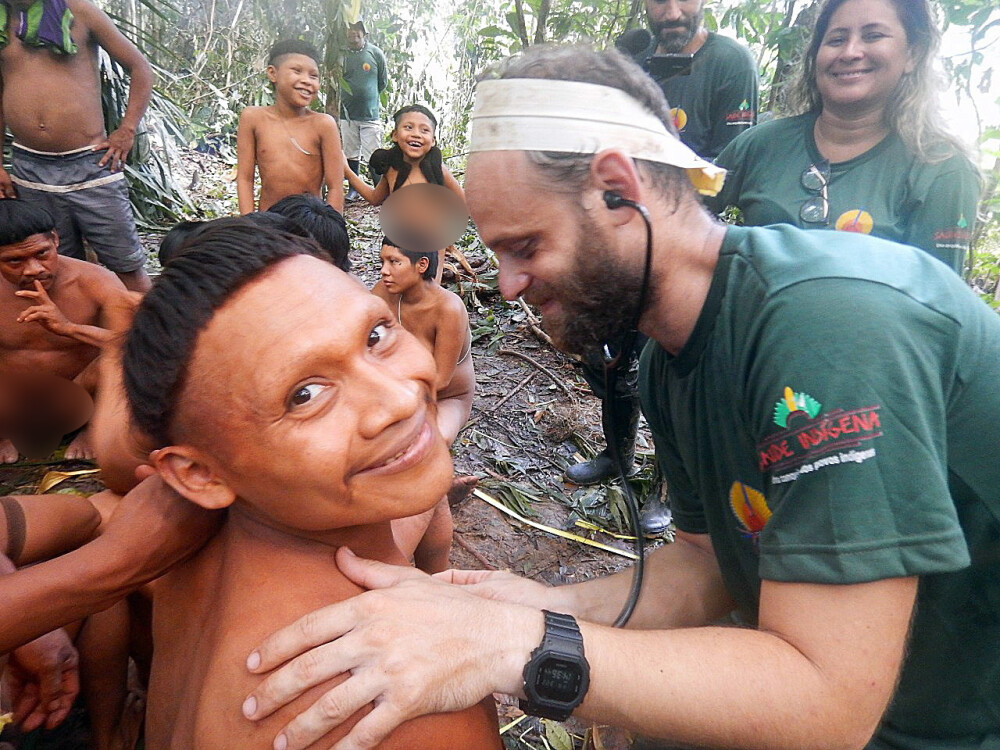 Un trib izolat din jungla amazoniană a fost contactat. Reacția băștinașilor. FOTO - Imaginea 4