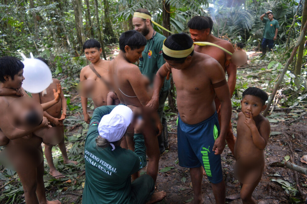 Un trib izolat din jungla amazoniană a fost contactat. Reacția băștinașilor. FOTO - Imaginea 3