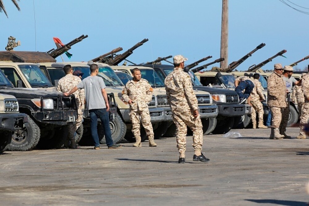 La un pas de un nou război civil. Aeroportul din Tripoli, bombardat. Reacția SUA și a Rusiei - Imaginea 9