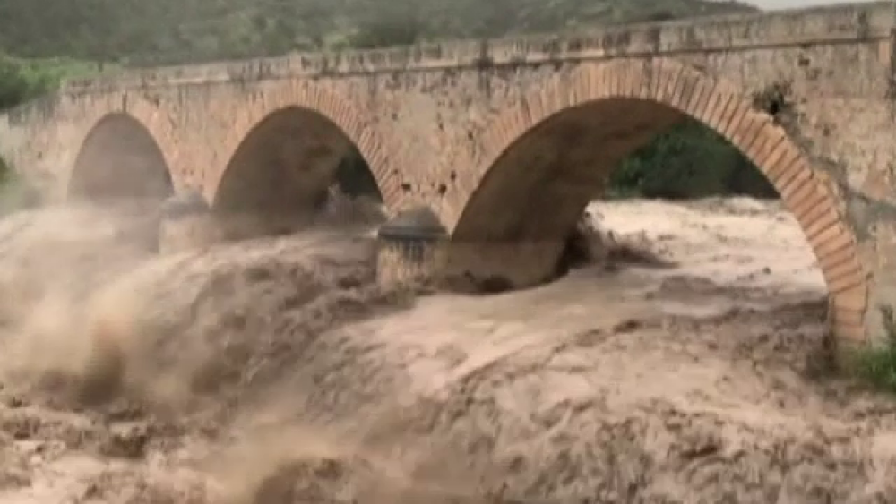 Stare de urgență în Creta. Drumuri şi poduri închise, din cauza inundațiilor - Imaginea 1