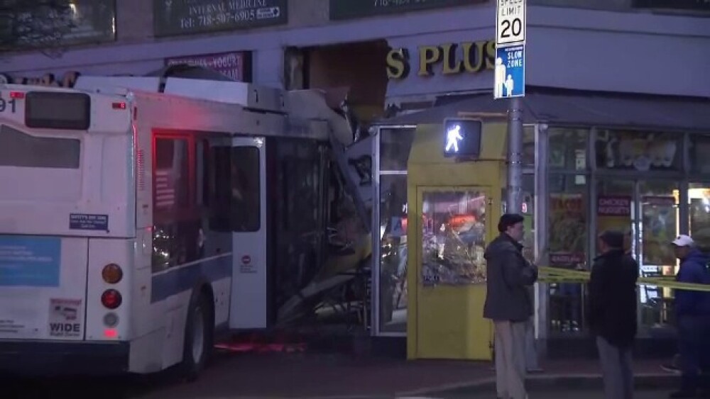 Momentul în care o pizzerie este distrusă de un autobuz - Imaginea 3