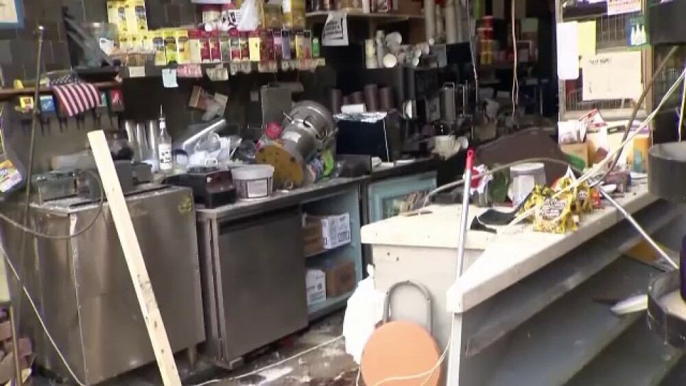 Momentul în care o pizzerie este distrusă de un autobuz - Imaginea 2