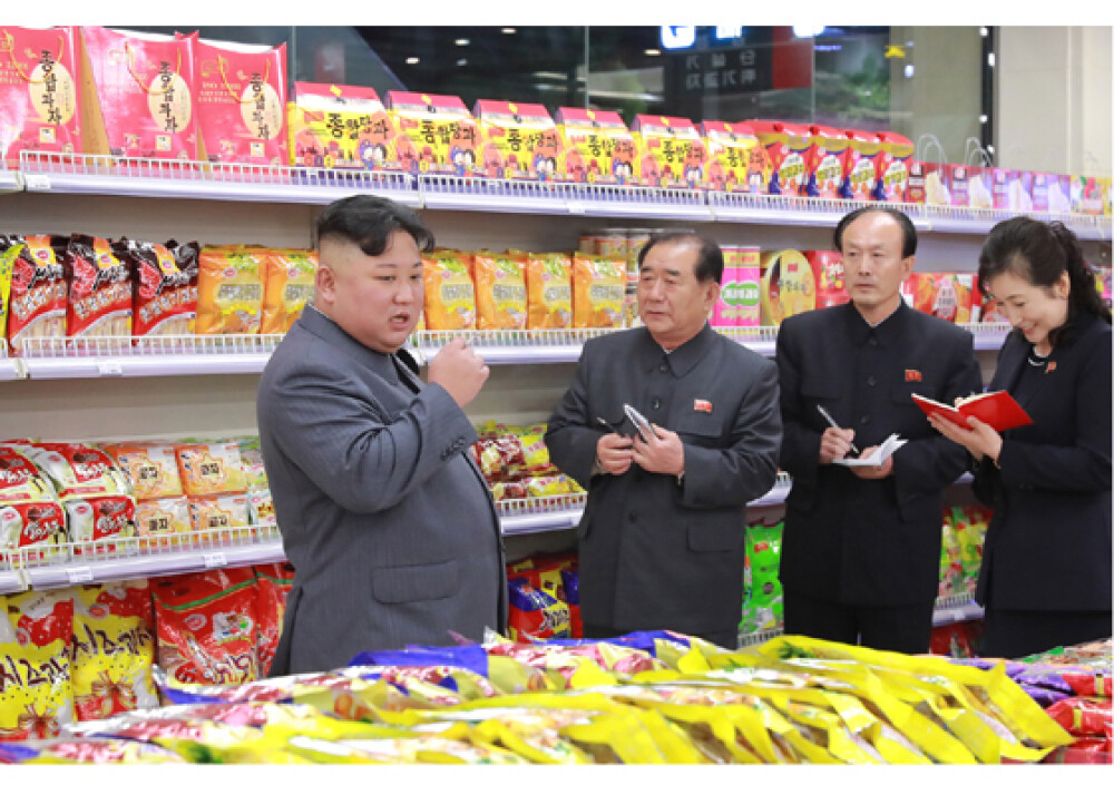 Reacția lui Kim Jong Un după ce a vizitat un mall în Coreea de Nord. FOTO - Imaginea 16