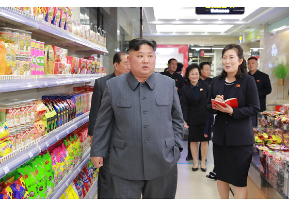 Reacția lui Kim Jong Un după ce a vizitat un mall în Coreea de Nord. FOTO - Imaginea 14