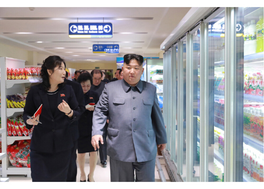 Reacția lui Kim Jong Un după ce a vizitat un mall în Coreea de Nord. FOTO - Imaginea 11