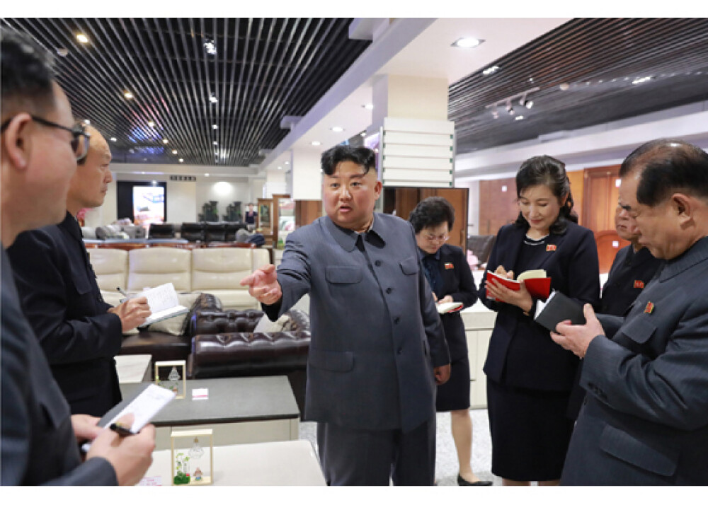 Reacția lui Kim Jong Un după ce a vizitat un mall în Coreea de Nord. FOTO - Imaginea 10