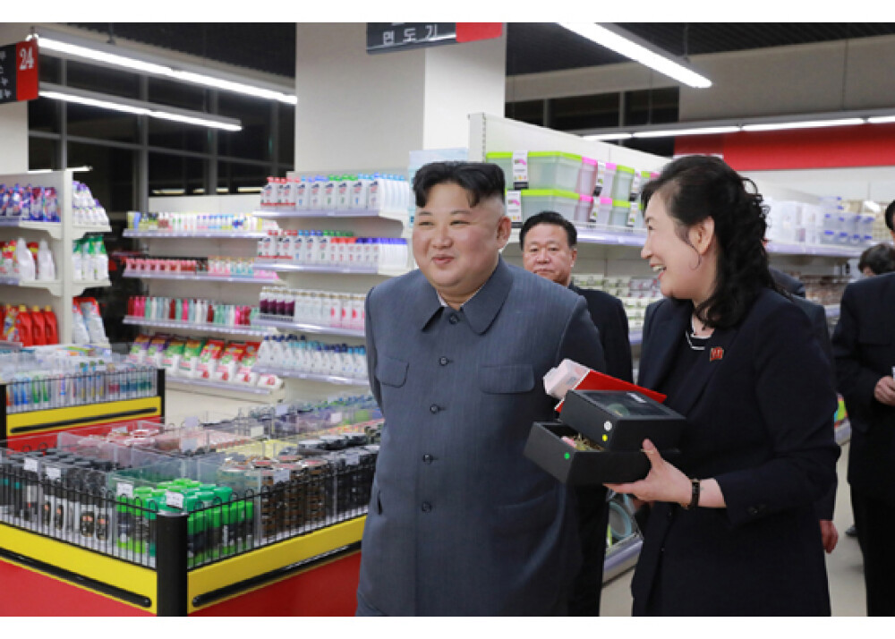 Reacția lui Kim Jong Un după ce a vizitat un mall în Coreea de Nord. FOTO - Imaginea 9