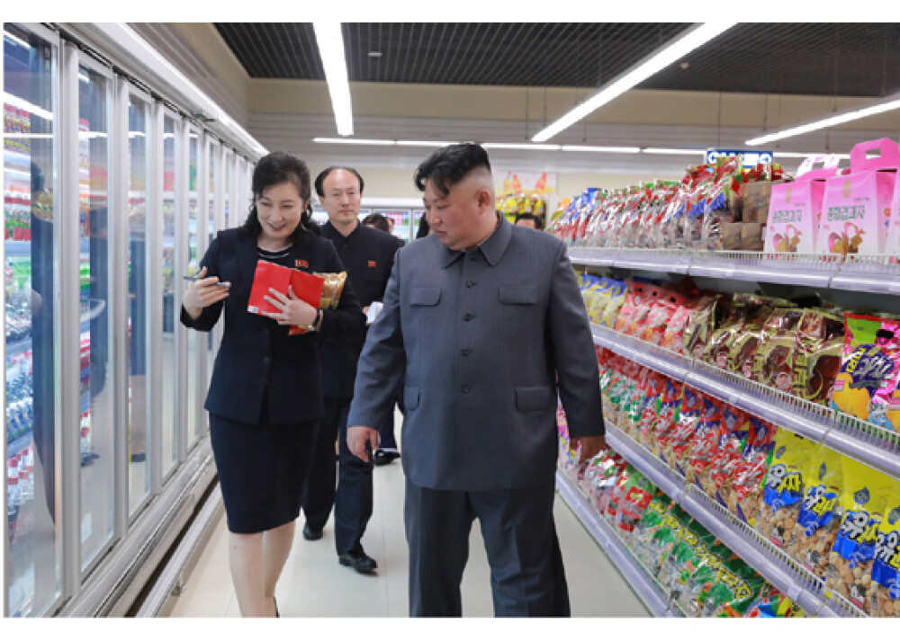 Reacția lui Kim Jong Un după ce a vizitat un mall în Coreea de Nord. FOTO - Imaginea 8