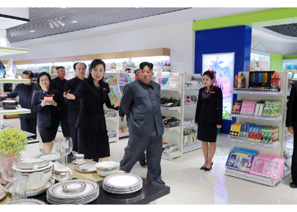Reacția lui Kim Jong Un după ce a vizitat un mall în Coreea de Nord. FOTO - Imaginea 3