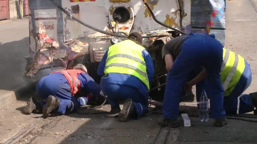 Un tramvai fără vatman a lovit două mașini după o pană de curent, în Timișoara - Imaginea 1