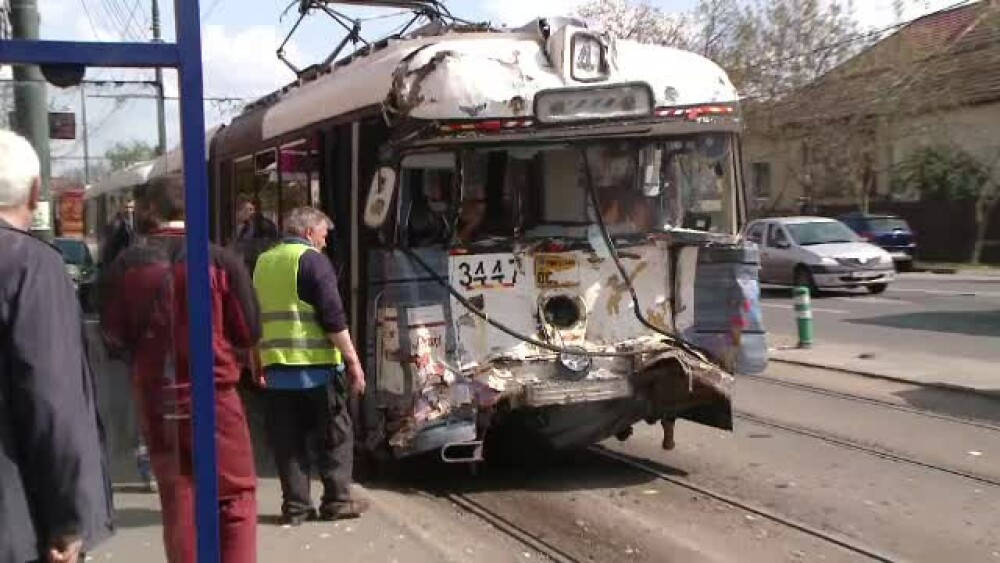 Un tramvai fără vatman a lovit două mașini după o pană de curent, în Timișoara - Imaginea 2