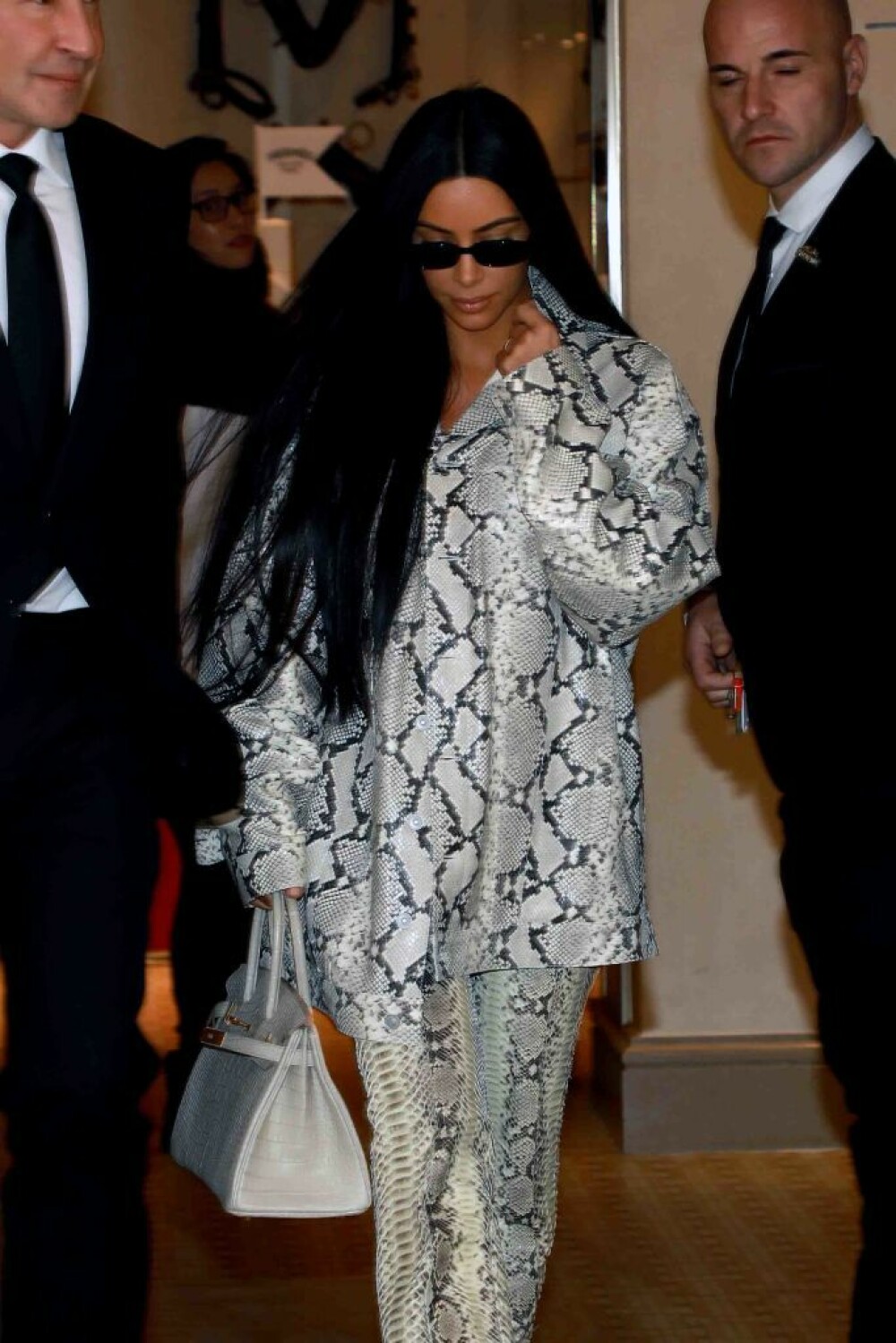Kim Kardashian șochează cu o nouă rochie. Detaliul observat în poze. GALERIE FOTO - Imaginea 12
