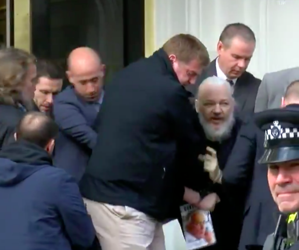 Reacția lui Julian Assange, acuzat că ar fi murdărit pereţii ambasadei cu ”excremente” - Imaginea 8