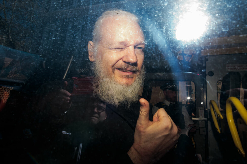 FILMUL zilei în care a fost arestat Julian Assange, după 7 ani petrecuți în Ambasada Ecuadorului din Londra - Imaginea 3