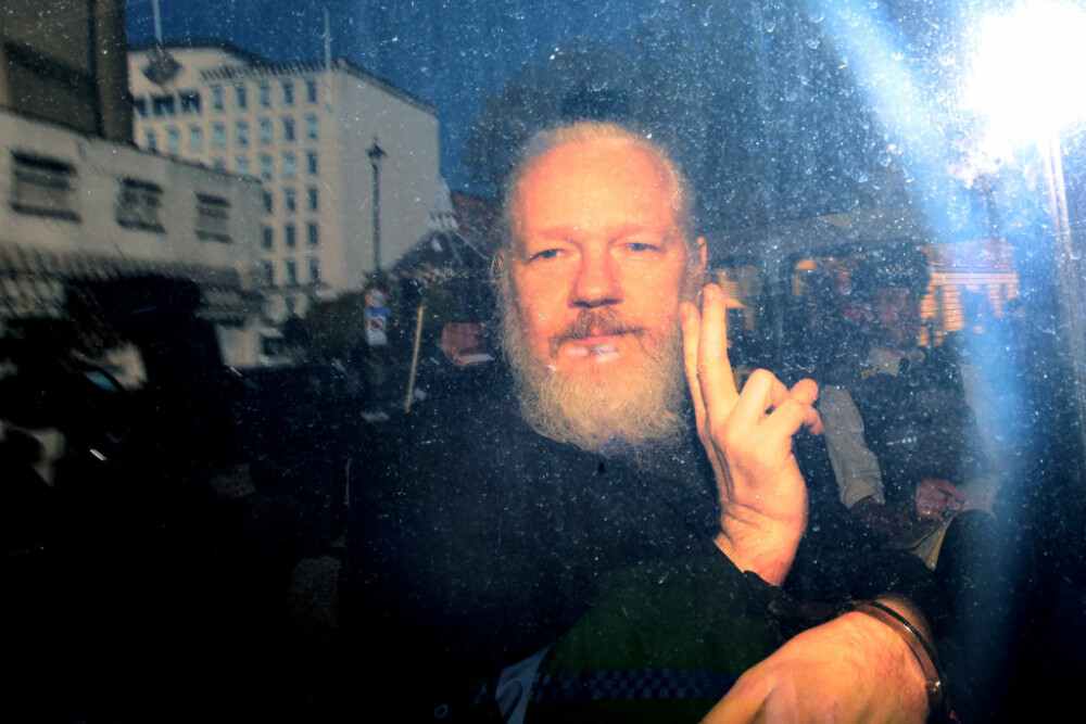 FILMUL zilei în care a fost arestat Julian Assange, după 7 ani petrecuți în Ambasada Ecuadorului din Londra - Imaginea 4