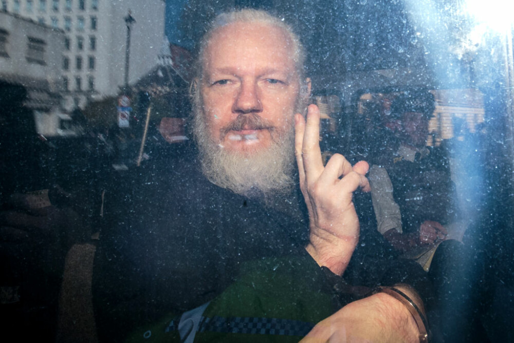 FILMUL zilei în care a fost arestat Julian Assange, după 7 ani petrecuți în Ambasada Ecuadorului din Londra - Imaginea 5