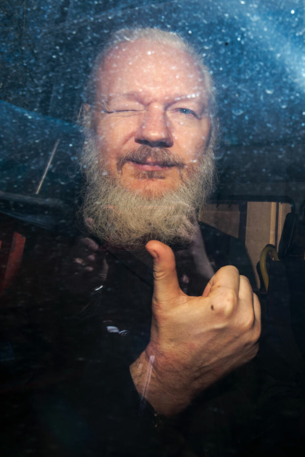 Reacția lui Julian Assange, acuzat că ar fi murdărit pereţii ambasadei cu ”excremente” - Imaginea 4