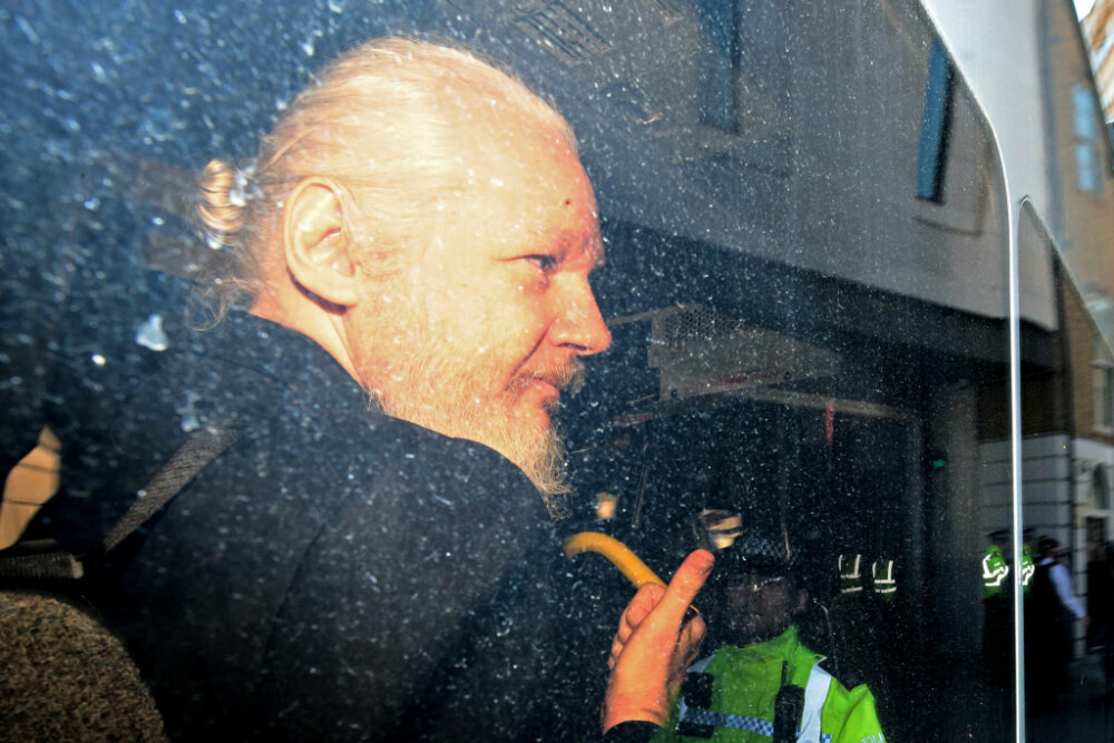 Reacția lui Julian Assange, acuzat că ar fi murdărit pereţii ambasadei cu ”excremente” - Imaginea 3