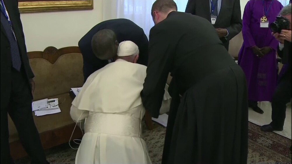 Momentul în care Papa Francisc sărută picioarele liderilor a două grupări rivale. VIDEO - Imaginea 11