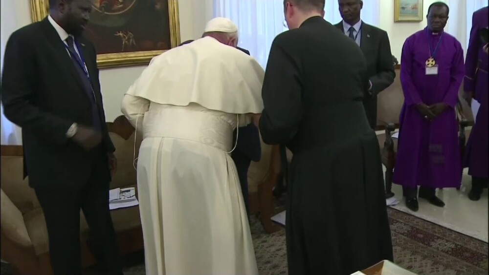 Momentul în care Papa Francisc sărută picioarele liderilor a două grupări rivale. VIDEO - Imaginea 10
