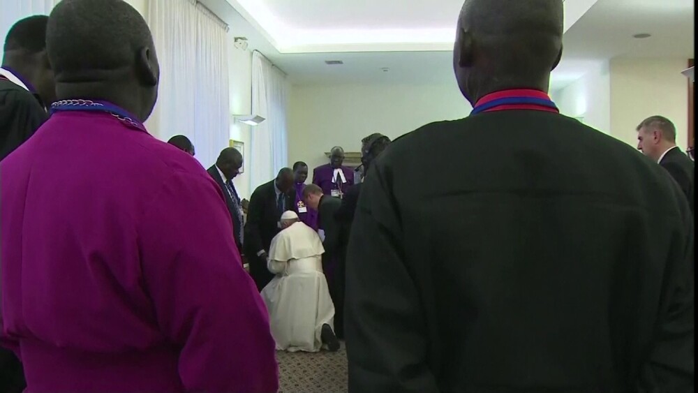 Momentul în care Papa Francisc sărută picioarele liderilor a două grupări rivale. VIDEO - Imaginea 9
