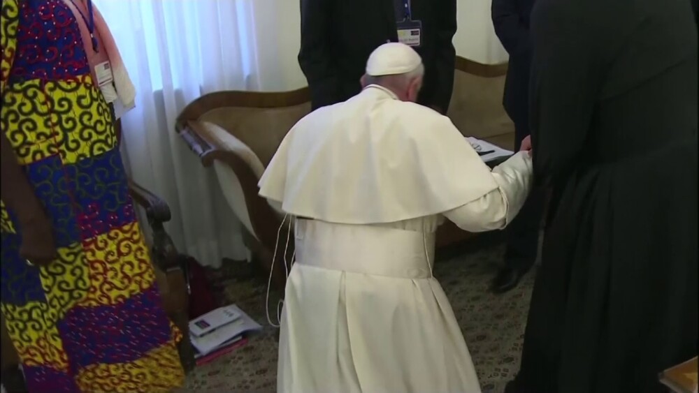 Momentul în care Papa Francisc sărută picioarele liderilor a două grupări rivale. VIDEO - Imaginea 7