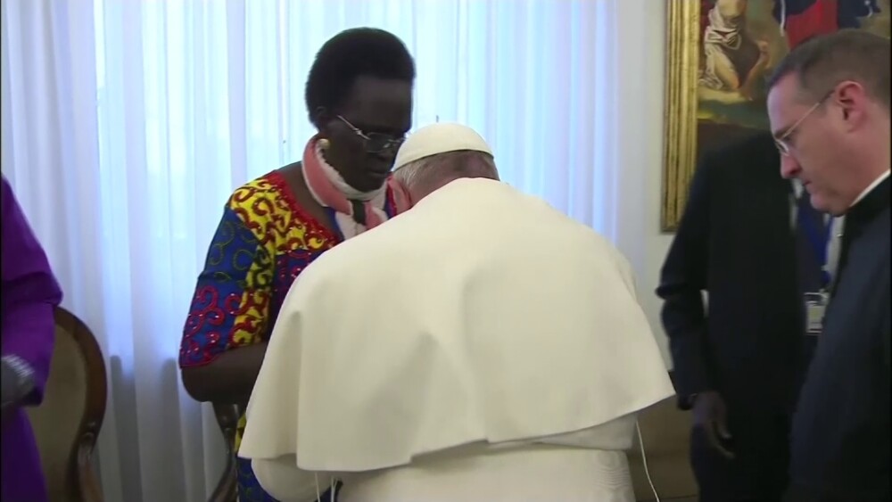 Momentul în care Papa Francisc sărută picioarele liderilor a două grupări rivale. VIDEO - Imaginea 5