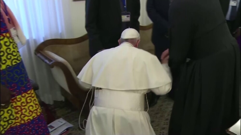 Momentul în care Papa Francisc sărută picioarele liderilor a două grupări rivale. VIDEO - Imaginea 4