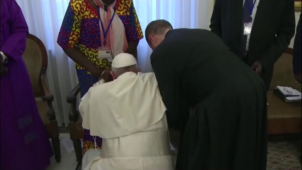 Momentul în care Papa Francisc sărută picioarele liderilor a două grupări rivale. VIDEO - Imaginea 3