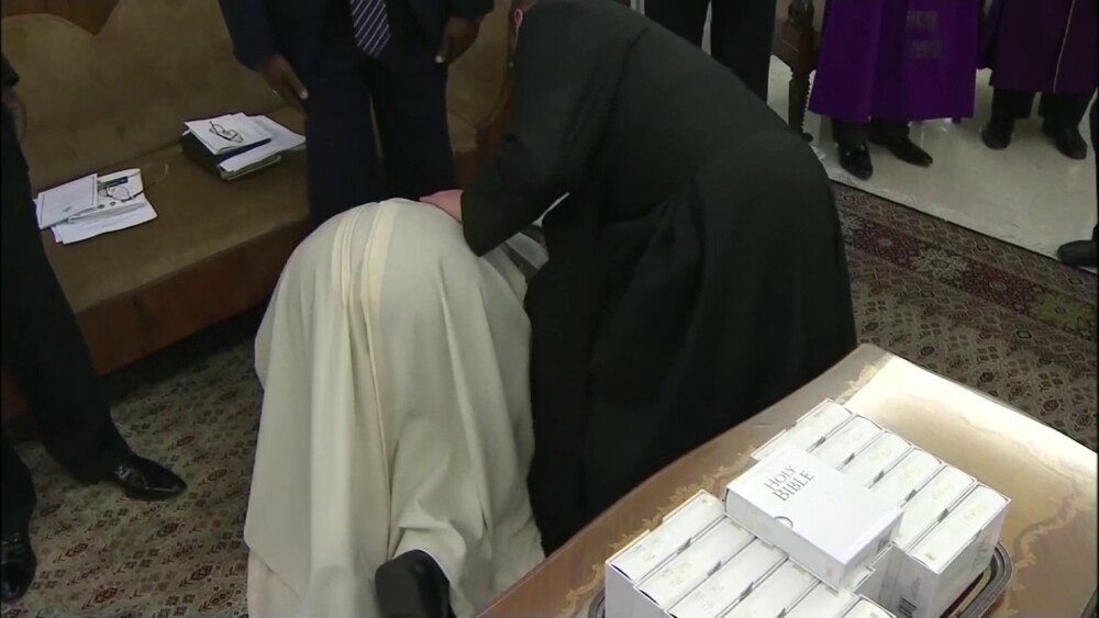 Momentul în care Papa Francisc sărută picioarele liderilor a două grupări rivale. VIDEO - Imaginea 2